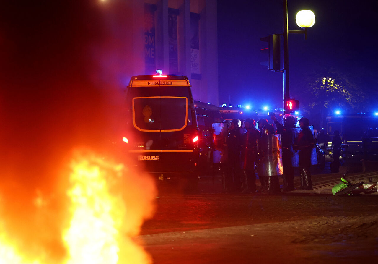 奪冠夜變暴動夜!巴黎聖日爾曼封王街頭爆衝突 警噴催淚瓦斯清場