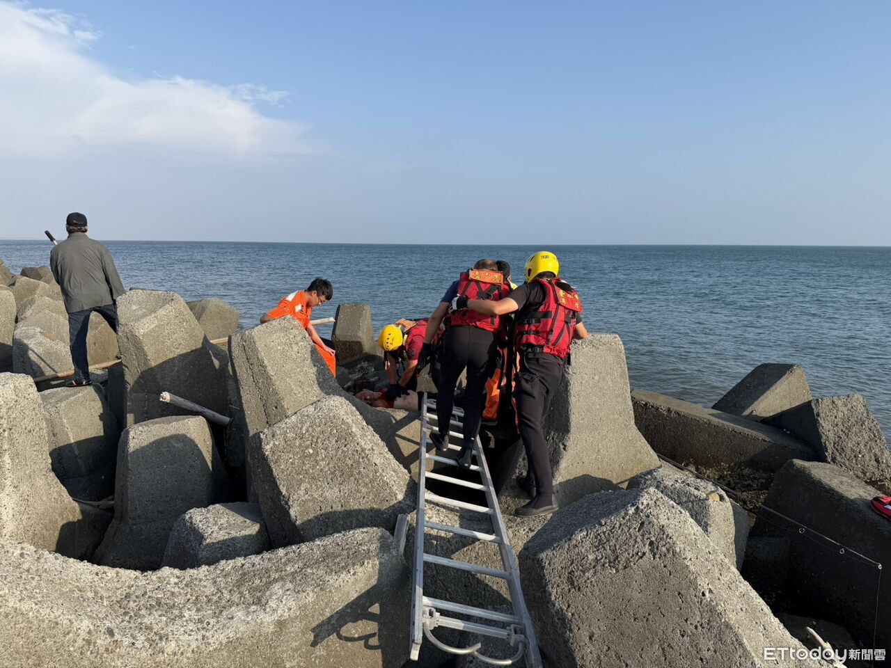 台南釣客失足「墜卡消波塊」受困! 送醫搶救不治