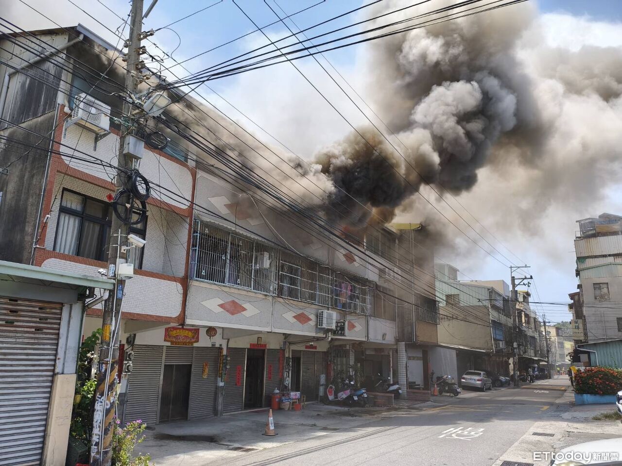 烏日民宅疑神明廳起火燒4戶 消防弟兄頂上百度高溫衝火場