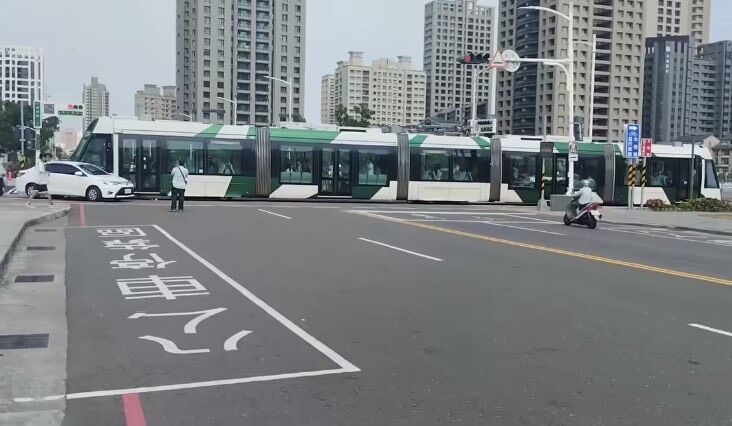 快訊/高雄白車疑搶號誌出事!輕軌列車攔腰撞上停擺