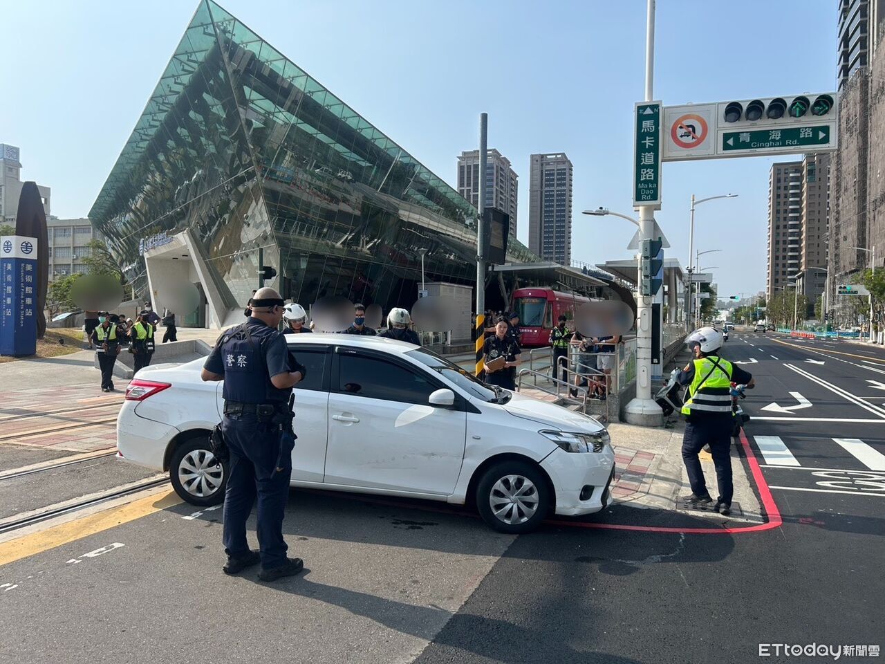 畫面曝光!高雄女駕駛闖紅燈與輕軌列車相撞 挨罰被送辦