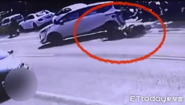 違規迴轉對上酒駕!岡山汽機車事故 騎士滑入車底命大僅擦傷