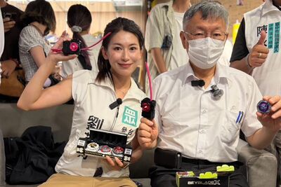 柯文哲逢甲亂入戰鬥陀螺大賽　首戰就贏了！年輕人崩潰跌地