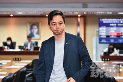 牛煦庭5度協調　恐踩SOGO案地雷