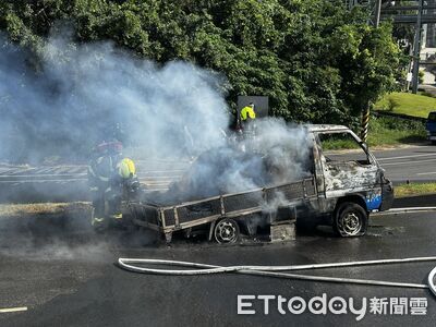 苗栗長春石化旁路口小貨車起火!駕駛乘客急逃生 燒到剩骨架