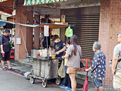 七堵車站50年無名臭豆腐！開攤秒排隊
