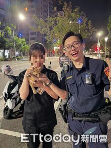 幼貓受困引擎室1小時！高雄警民聯手救援　報案正妹秒收編