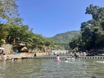 夏天溪邊戲水瀑布下、跳石頭超危險　5大地雷一次看
