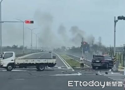 台15線小貨車左轉事故！小客車碰撞後起火燒成廢鐵...2人受傷