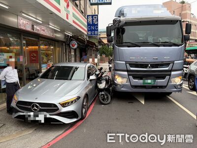蘆洲「三明治」車禍!騎士遭大小車夾擊 違停賓士吞罰單