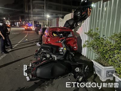 離奇！台中男深夜失控自撞　重機噴飛掛鐵皮圍籬畫面曝