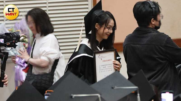 娛樂報報／孫淑媚用「這名」拿學位　碩士帽的戴法引發熱議