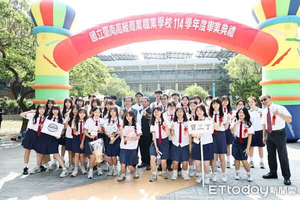 ▲台南市長黃偉哲驚喜現身國立台南家齊高中畢業典禮，與畢業生一同進場，受到全場熱烈歡迎。（記者林東良翻攝，下同）
