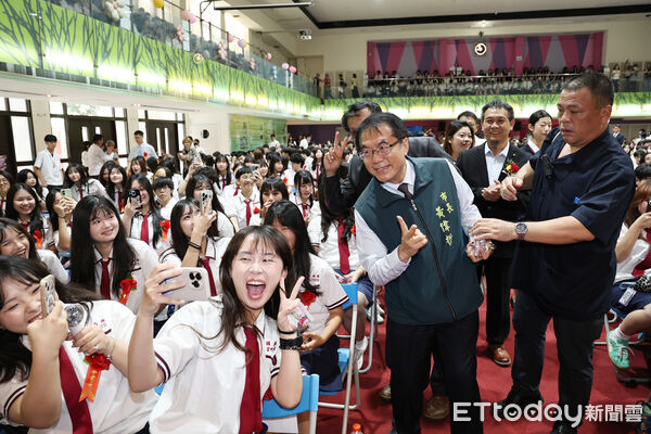 ▲台南市長黃偉哲驚喜現身國立台南家齊高中畢業典禮，與畢業生一同進場，受到全場熱烈歡迎。（記者林東良翻攝，下同）