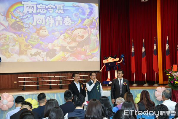 ▲台南市長黃偉哲驚喜現身國立台南家齊高中畢業典禮，與畢業生一同進場，受到全場熱烈歡迎。（記者林東良翻攝，下同）