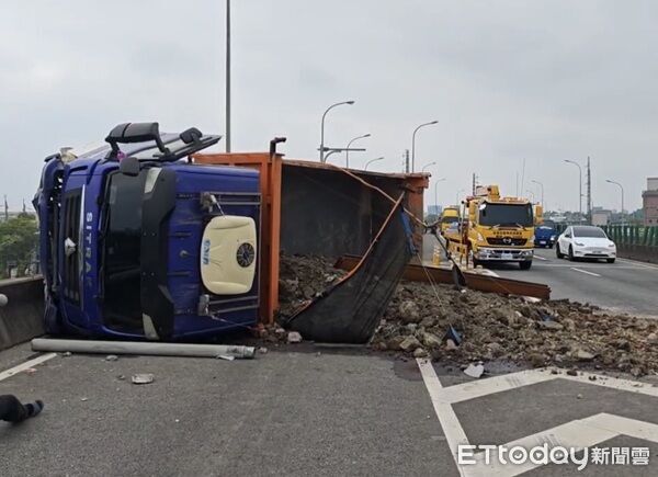 ▲陳姓男駕駛自用大貨車疑未注意前方車流壅塞，先追撞前車再自撞護欄翻車。（圖／平鎮警分局提供、下同）
