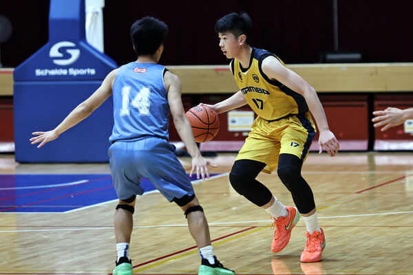 ▲Mamba Select的林伯恩(右)在冠軍戰中被教練賦予重任改打控球。（圖／U19籃球聯盟提供）