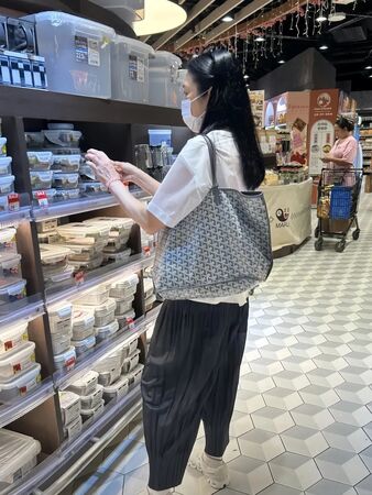 ▲▼劉德華愛妻朱麗蒨被目擊現身香港超市。（圖／翻攝自小紅書）