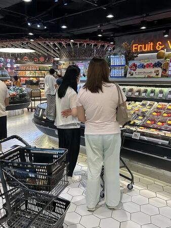 ▲▼劉德華愛妻朱麗蒨被目擊現身香港超市。（圖／翻攝自小紅書）