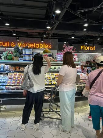 ▲▼劉德華愛妻朱麗蒨被目擊現身香港超市。（圖／翻攝自小紅書）