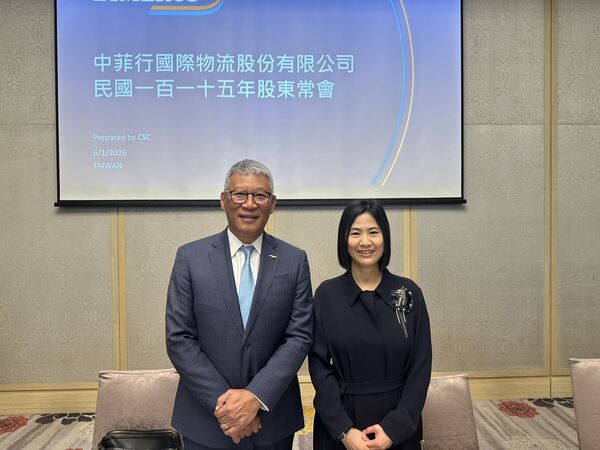 ▲右起中菲行董事長錢文君與執行長施振昇在股東會上。（圖／讀者提供）