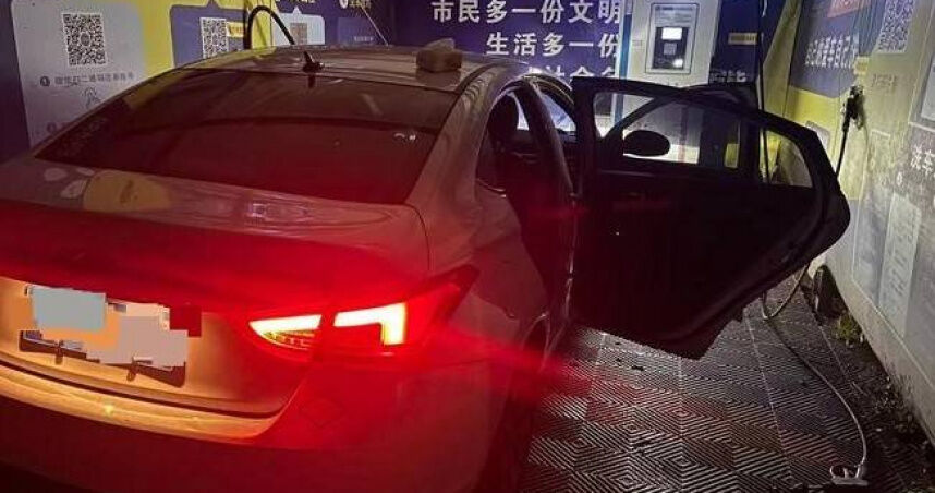 女客在後座拉屎!全程清醒「還跟男友打電話」 司機崩潰:洗不掉