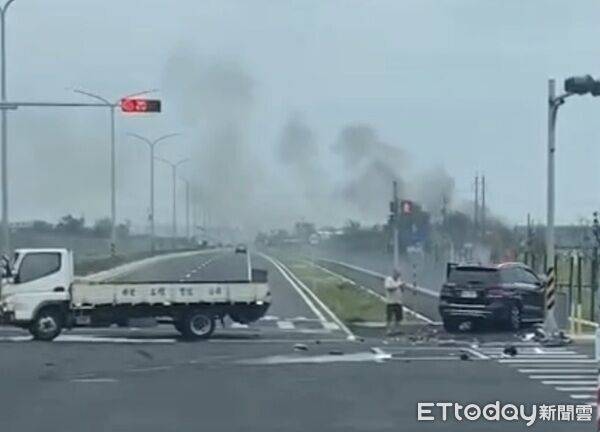 台15線小貨車左轉事故 小客車碰撞後起火...2人受傷