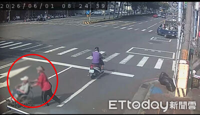 推老人闖快車道！高雄驚見「玩命輪椅」險象環生　警要開罰了
