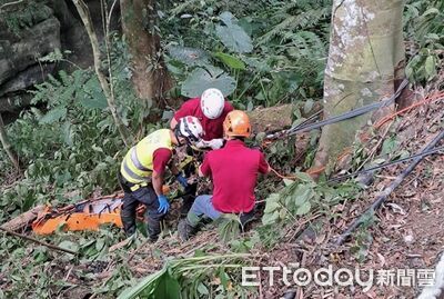 桃園男「放蝦籠」跌30米溪谷多處骨折　警消繩索接力救援