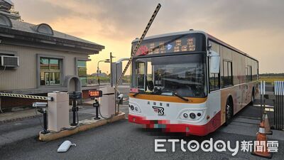 校園柵欄突降！大客車開進醫護專校　後照鏡遭「砍斷」