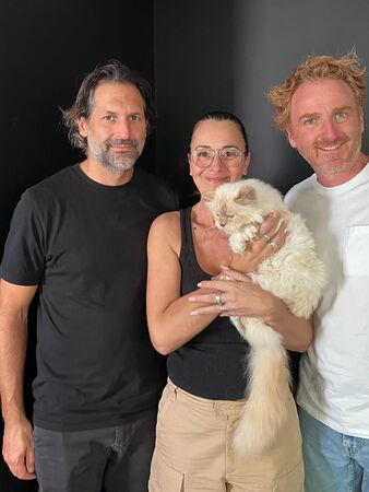 Choupette目前由前管家法蘭索瓦絲卡科特（中）照顧。（翻攝choupetteofficiel IG）