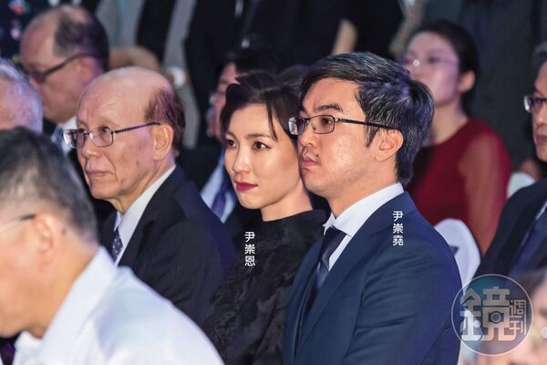 尹崇恩、尹崇堯姊弟相差5歲，2人在潤泰集團與南山人壽分工。