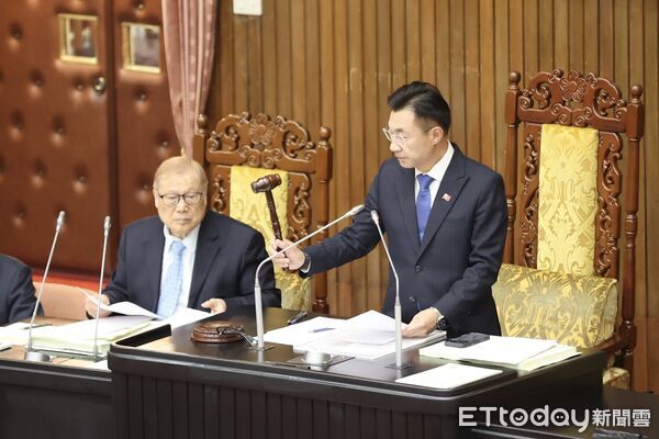 ▲立法院副院長江啟臣敲槌，《廢棄物管理法》修正案三讀通過。（圖／記者徐文彬攝）
