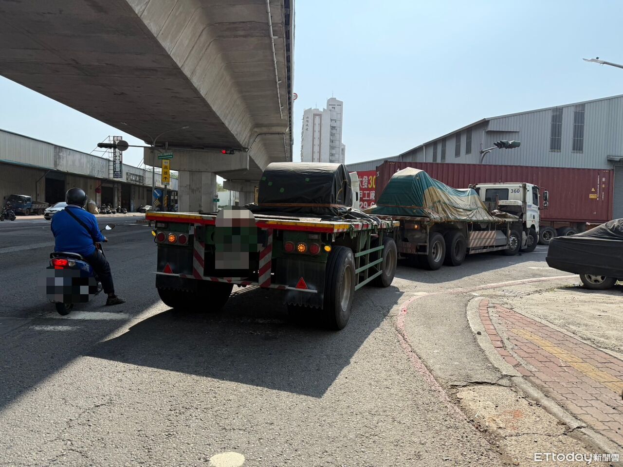 快訊/高雄恐怖車禍!聯結車吞噬女騎士「拖輾慘死」 身份待查