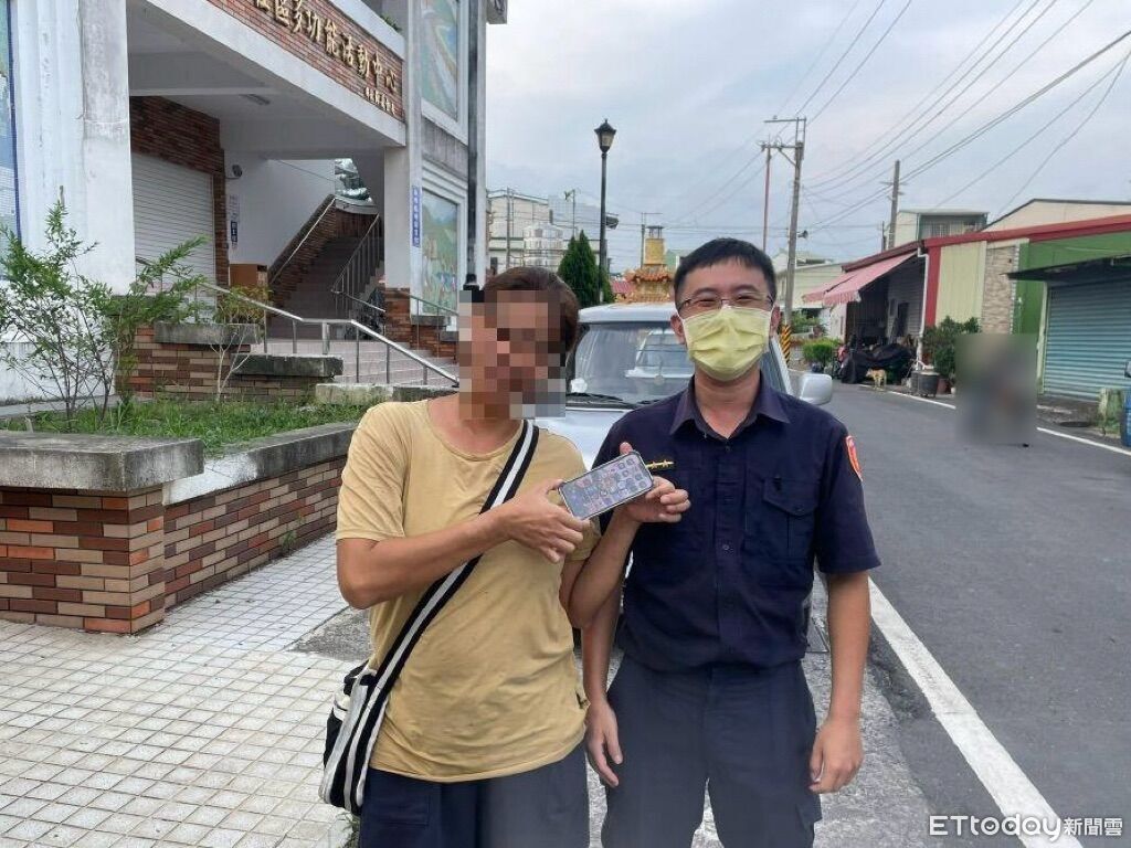手機掉草叢急哭!婦人憂客戶資料全沒 潮州警靠定位神速找回