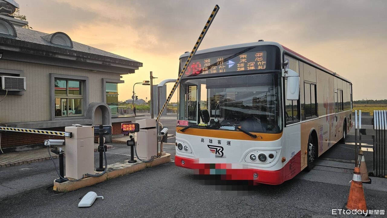 校園柵欄突降!大客車開進醫護專校 後照鏡遭「砍斷」