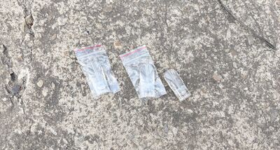 男開車自撞「跳水溝丟毒品滅證」被逮畫面曝　警抄出4顆煙彈