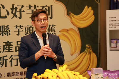 緩解產期價格波動!鍾佳濱力拓多元通路 助屏東蕉、芋產業加值