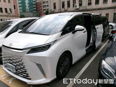 搶瘋了！「陸上頭等艙」Lexus LM現身台中拍賣會　386萬落槌