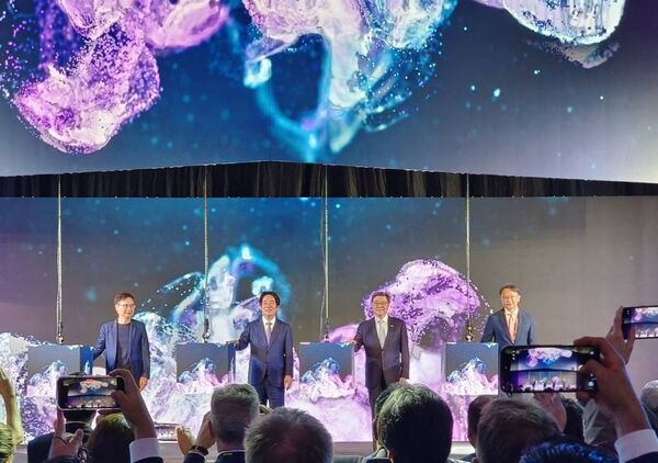 ▲左起貿協董事長黃志芳、總統賴清德、行政院長卓泰、電腦公會理事長陳俊聖為電腦展揭幕。（圖／記者張佩芬攝）