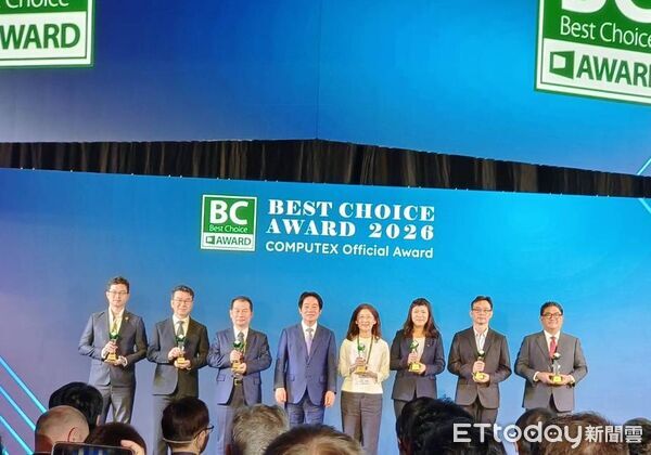 ▲賴總統(左三)分批頒獎給Best Choice Award攤位永續設計獎、科技永續特別獎、金獎、年度大獎。（圖／記者張佩芬攝）
