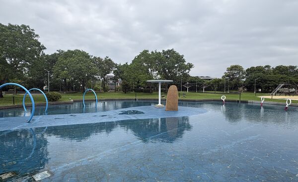 ▲內湖運動公園全新戲水區開放，還能躺臥看飛機。（圖／台北市衛工處提供）