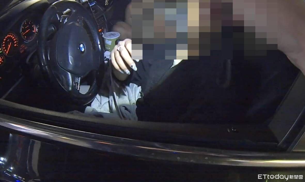 台中警攔查違停「爆禮包」!BMW女毒駕、男乘客是通緝犯