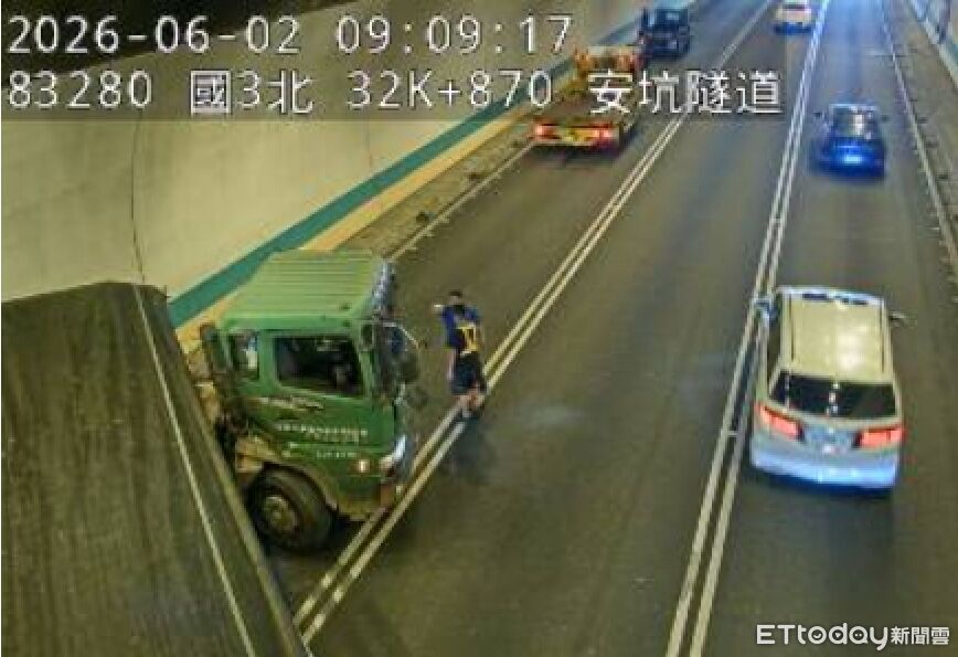 國3安坑隧道小貨車失控打滑 聯結車閃避「折甘蔗」佔2車道