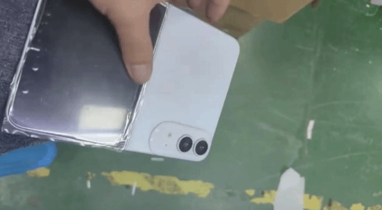▲折疊iphone照流出。（圖／翻攝自微博）