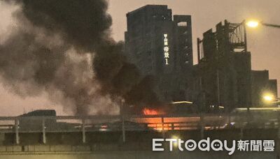快訊／火煙狂竄畫面曝！新北環快小貨車起火...3人驚險逃生