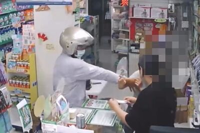 女店員遭襲胸喊不可以　高雄眼鏡男「6秒狂摸3次」：抱緊一點