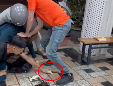 南投驚傳銀樓搶案　匪遭路人壓制「掉出水果刀」驚險影片曝