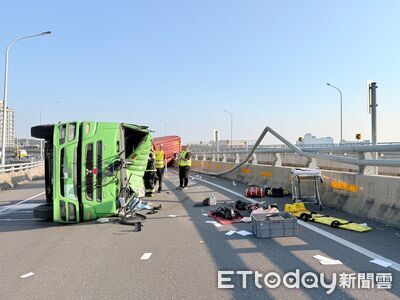 國3大溪匝道聯結車翻覆！車頭與貨櫃脫節　駕駛一度受困獲救
