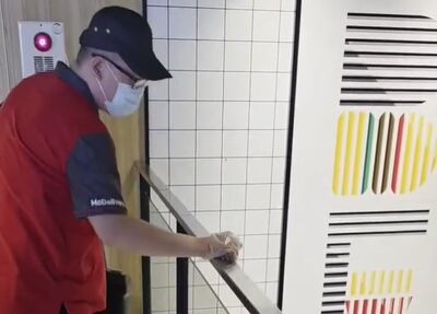 麥當勞店員「徒手打爆老鼠」影片瘋傳 業者:已全面清消